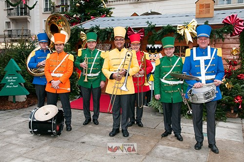 Orchestre de parade foraine deambulatoire en uniformes colores