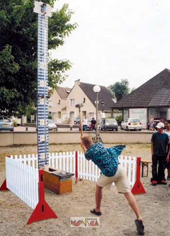 Jeu de la mailloche foraine ou du marteau : d un coup de maillet il faut faire monter le curseur pour sonner la cloche