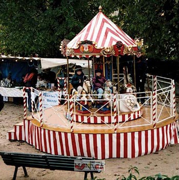 Manege carrousel des petits chevaux en bois en location