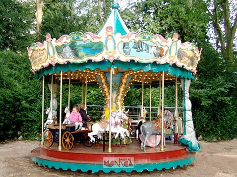 Manege carrousel vert des champs et du jura a louer