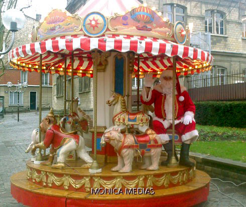 Manege carrousel en location avec artiste pere Noel a louer pour fete de ville