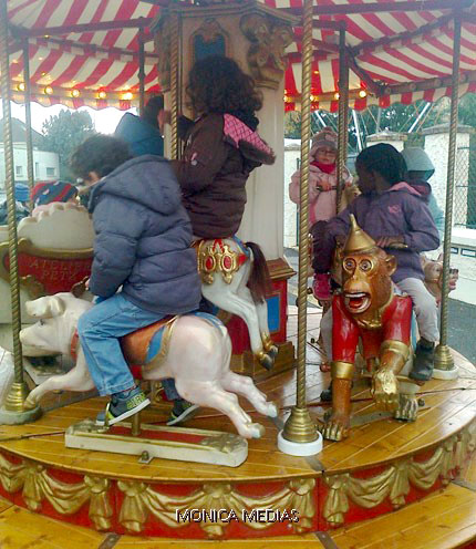 Petit manege carrousel en location avec animaux a chevaucher