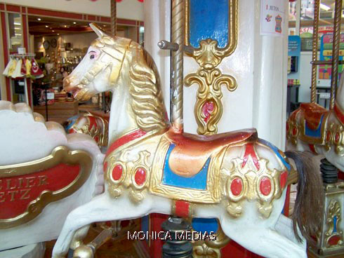 Manege carrousel avec petits chevaux