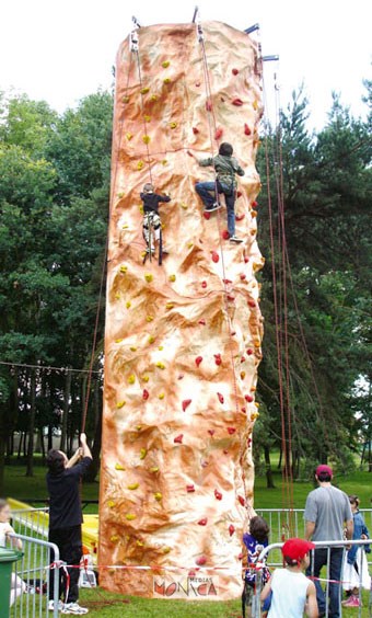 Mur d'escalade en forme de rocher geant en location