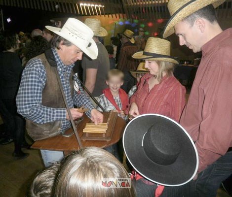 Cowboy avec jeux western en bois et en close up