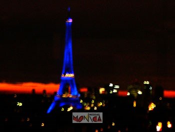 La Tour Eiffel en bleu en face des bureaux de l Agence d animation Monica Medias Tour CIT Montparnasse a Paris