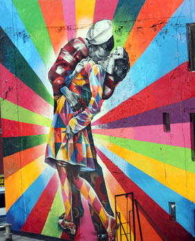 Baiser de couple d artistes sur arc en ciel de peinture murale