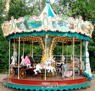 Manege carrousel avec chevaux et vehicules d autrefois