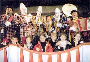 Les enfants aux premieres loges du cirque devant l'orchestre de parade des clowns blancs et augustes musiciens