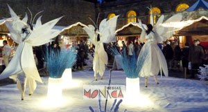 Echassiers blancs de Noel devant les chalets du marché