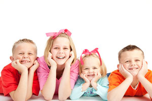 Quatre enfants souriant devant un spectacle