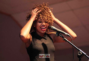 Chanteuse de musiques black lors d un concert funk RnB
