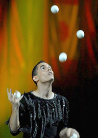 Jeune artiste de cirque dansant et jonglant avec des balles