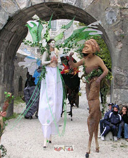 Un insecte aile echassiere et une creature des bois sur echasses font entrer la nature et le fantastique par une porte de la ville devant de petits citadins