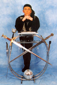 Artiste de cirque deguise en pirate se preparant a des numeros d equilibrisme avec ses sabres