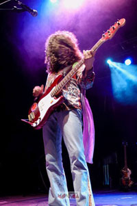 Musicien hard-rock en posture de guitar-hero jouant la cover des morceaux de Led Zeppelin
