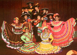Groupe folklorique mexicain de danseuses et musiciens mariachis