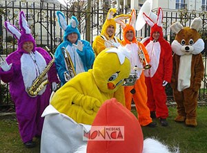 Une fanfare de lapins geants et une mascotte renard assistent a l eclosion d un poussin en peluche