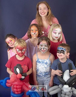 Une artiste maquilleuse pro encadre les 6 bambins de la fete grimes comme des super-heros, des felines et des fees