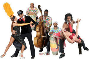 Orchestre tropical avec couples cubains de danseurs salsa et musiciens latino