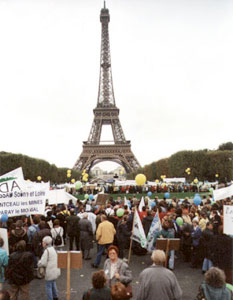 Manifestation en plein air sonorisee devant la tour eiffel sur le champ de mars