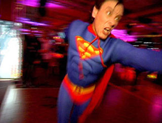 Comédien d impro en costume de super heros de comics