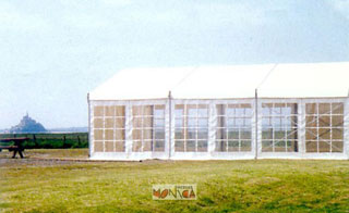 Grande tente de reception de plein air avec fenetres