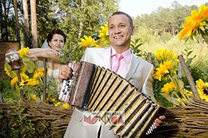 Accordeonniste chanteur en pleine nature lors d une fete du printemps et de l environnement