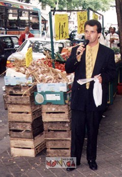 Animateur avec micro HF lors d une animation sonorisee commerciale de ville sur une rue de quartier sonorisee