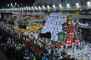 Defile de chars du carnaval bresilien sur le sambodrome de Rio