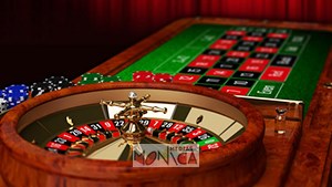 Roulette de casino avec table et tapis vert