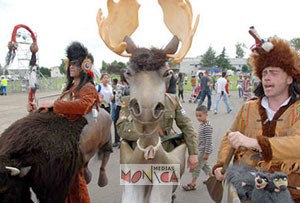 Indien huron du Canada sur bison trappeur sur canoe et gendarme sur orignal improvisant et chantant le quebec pour une animation deambulatoire dans un par