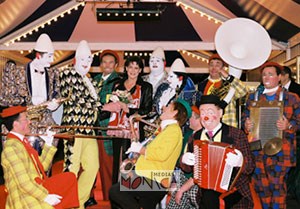 Parade de clowns de cirque deambulatoire dans une fete de ville