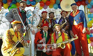 Orchestre deambulatoire de clowns musiciens avec clowns blancs augustes et grande section de cuivres
