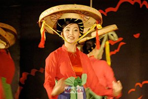 Danseuse chinoise en costume folklorique avec chapeau