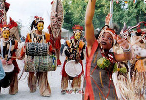 Groupe africain deambulatoire avec percussionnistes danseuses et echassiers