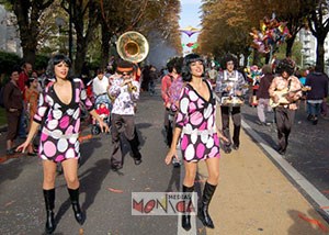 Orchestre deambulatoire disco avec cuivres funky et danseuses disco lors d une fete de quartier dans une rue parisienne