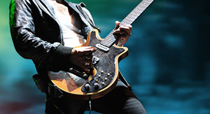 Guitariste de rock en blouson en cuir noir