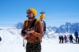 Homme orchestre avec harmonica batterie et guitare en pleine deambulation d altitude