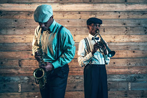 Duo de musique free jazz new thing en concert avec trompette et saxo