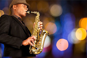 Saxophoniste jazz de cabaret lors d une soiree a theme prohibition
