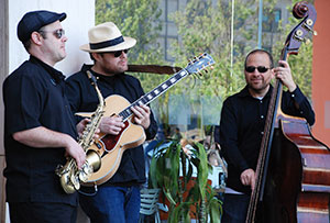 Groupe de jazz west coast avec contrebasse saxo et guitare dans les rues de San Francisco Californie