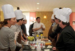 Des apprentis cuistots suivent un cours de chef