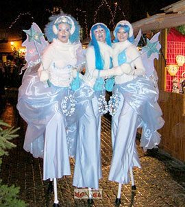 Parade de noel avec echassieres en blanc