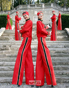 Grooms echassiers faisant l accueil lors d une garden party