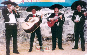 Groupe mexicain de Mariachis avec guitares trompettes et grands chapeaux