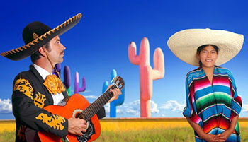 Chanteuse mexicaine et guitariste mariachis dans un decor de desert avec cactus