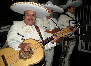 Orchestre mariachis en costume blanc
