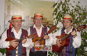 Trio de musiciens italiens avec mandolines et guitare jouant du folklore napolitain et sicilien