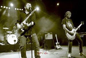 Un groupe cover des Stones live on stage avec guitare basse et batterie